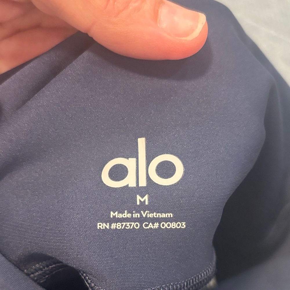 ALO Yoga Navy Leggings 7/8 AirLift Legging. Has a shine to the legging. - Picture 5 of 6